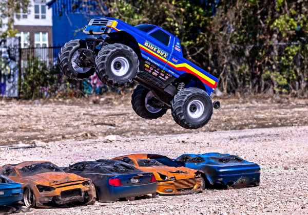 Traxxas Bigfoot 4x4 BL-2S blau 1/10 Monster-Truck RTR nP825 BL-2S Brushless, HD-Teile mit 2827X Akku + 2920 Lader